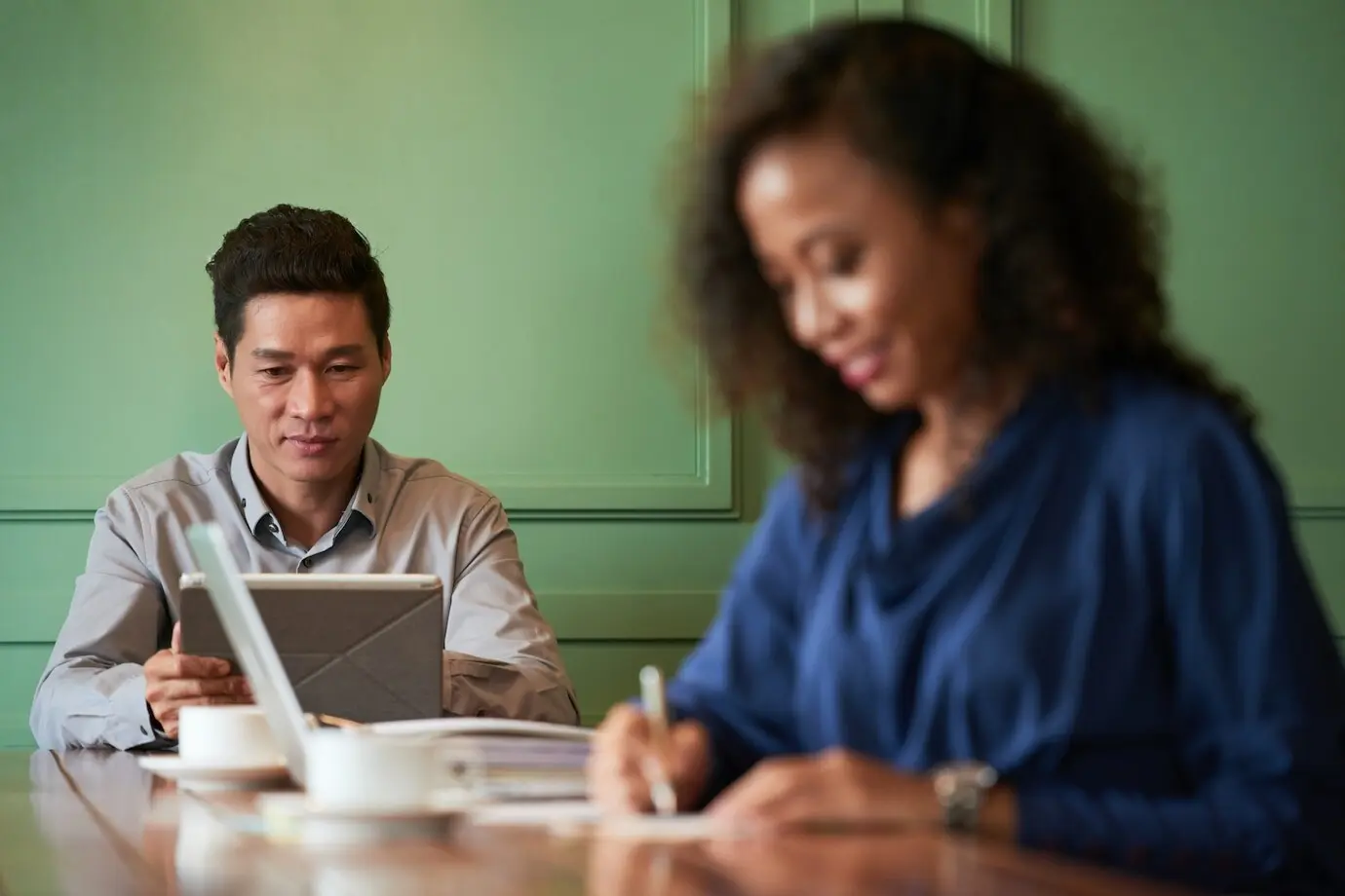 Überprüfen von E-Mails auf einem digitalen Tablet