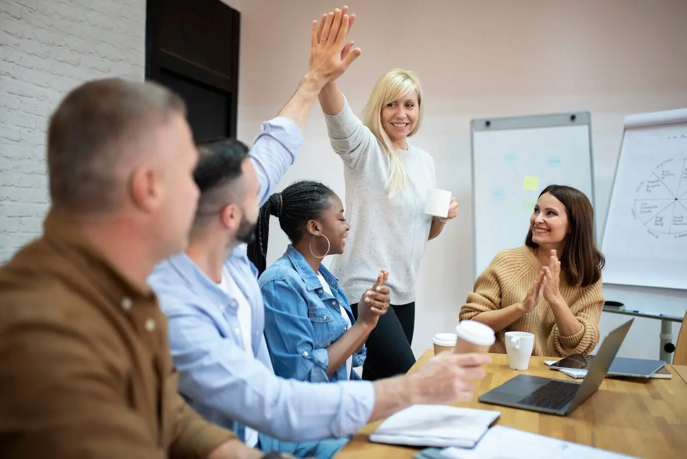 Bitte sende mir den ursprünglichen Beschreibungstext, den ich auf Deutsch umformulieren soll.